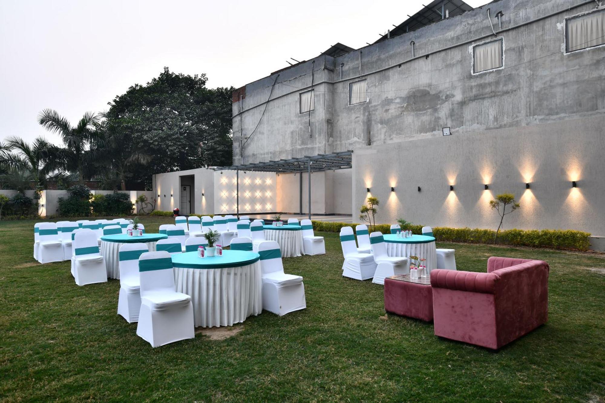 Click Collection Grand Gateway Varanasi Esterno foto